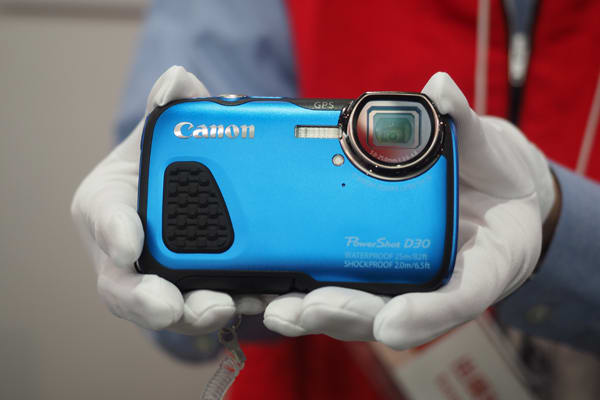 CANON-D30-FI-HANDLING1.jpg