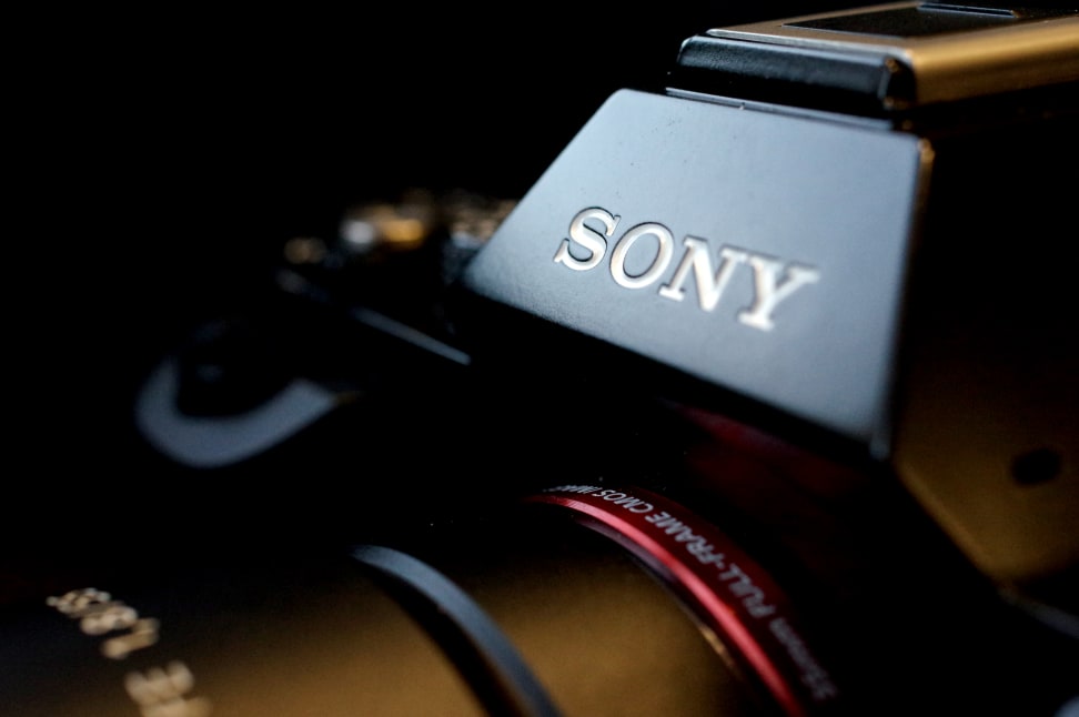SONY-A7R-REVIEW-DESIGN-LOGO-ANGLE.jpg