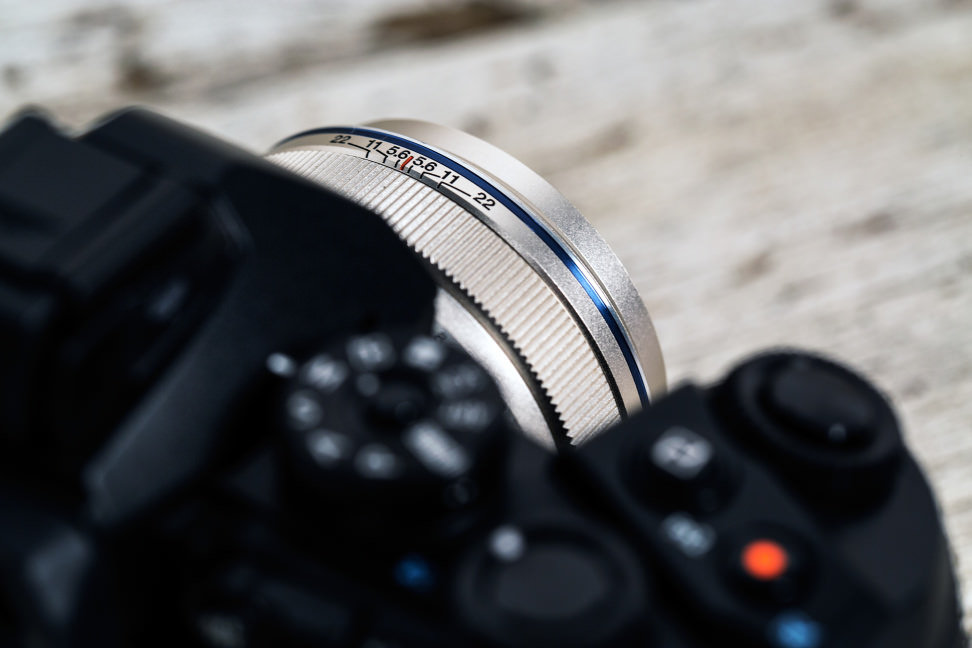 olympus-17mm-review-design-camera-top.jpg