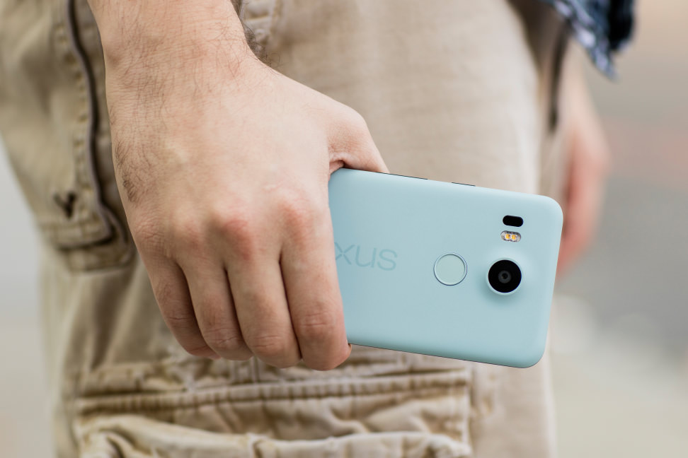 nexus-5x-hand-down