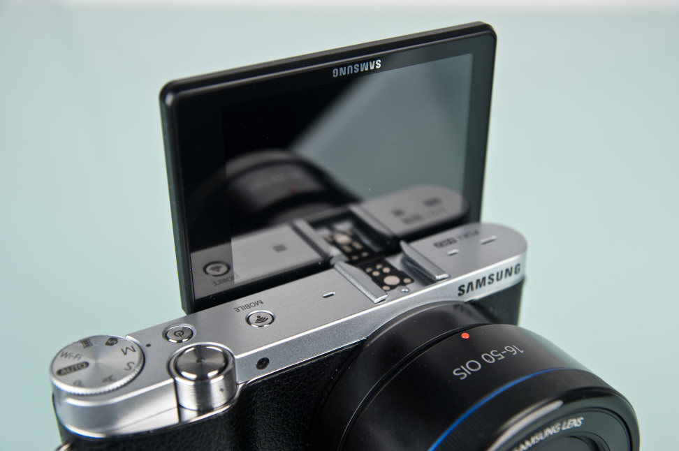 samsung-nx3000-review-design-selfiescreen.jpg
