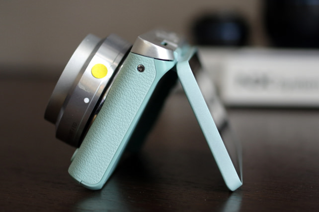 SAMSUNG-NX-MINI-LEFT-OPEN.jpg