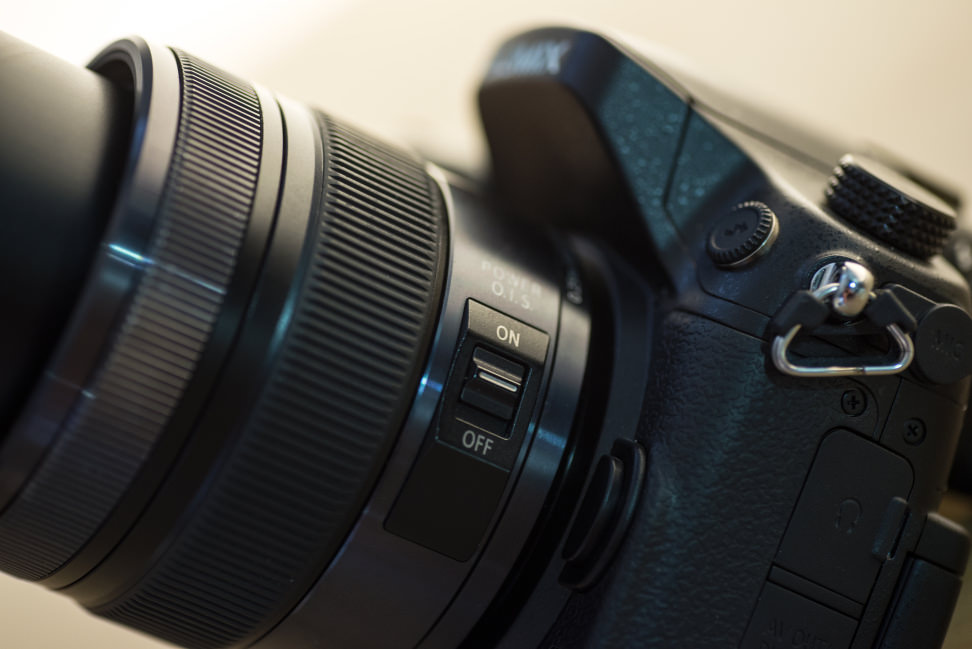 panasonic-12-35mm-f2p8-review-design-camera-side.jpg