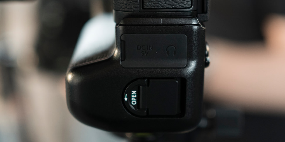 Fujifilm X-T2 grip headphone jack