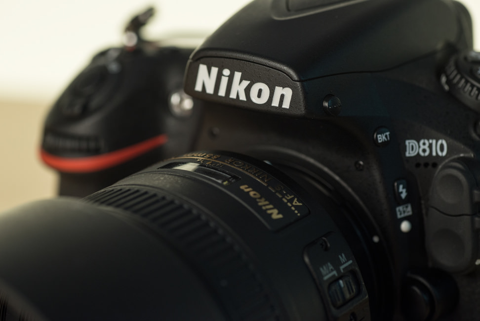 nikon-85mm-f1p8-review-design-camera-top.jpg