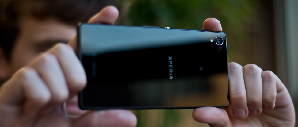 Sony-Xperia-Z3-review-design-camera-hold.jpg