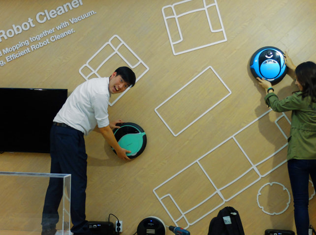Hottest-Robots-of-IFA-Moneual-Hybrid-Robot-Cleaner.jpg