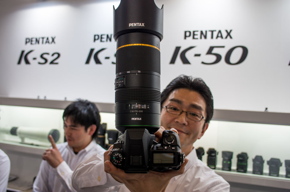 da-star-pentax-zoom-hold.jpg