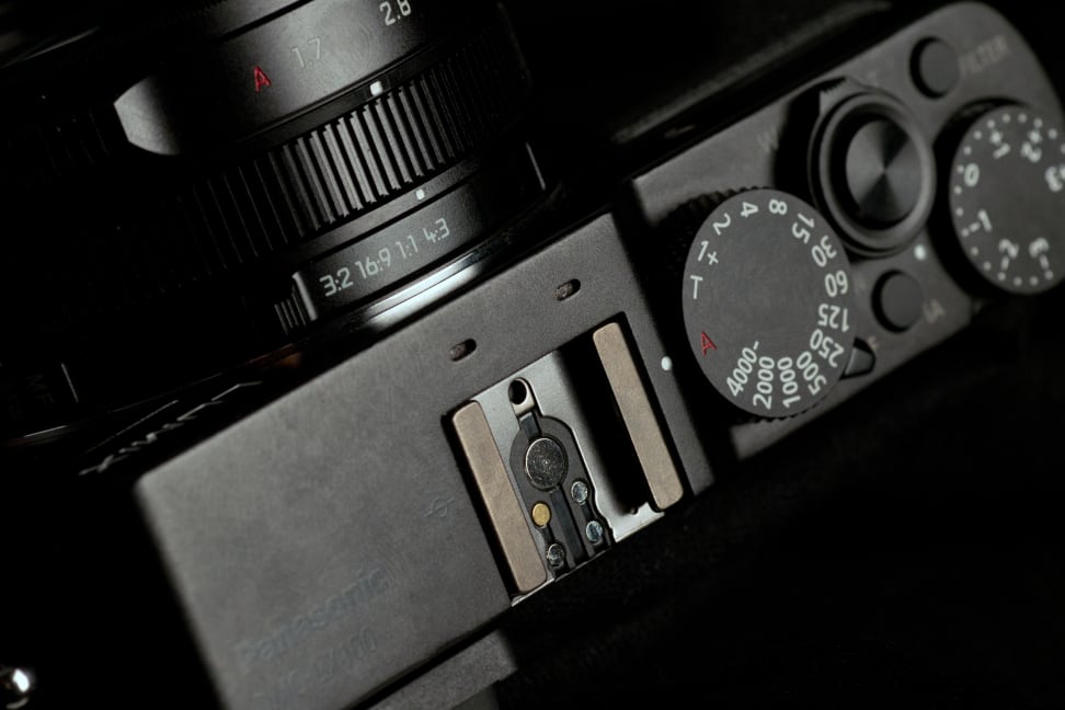 panasonic-lumix-lx1000-review-design-hot-shoe.jpg