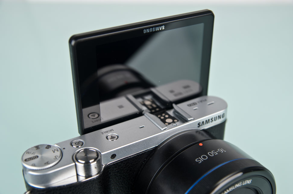 samsung-nx3000-review-design-selfiescreen.jpg
