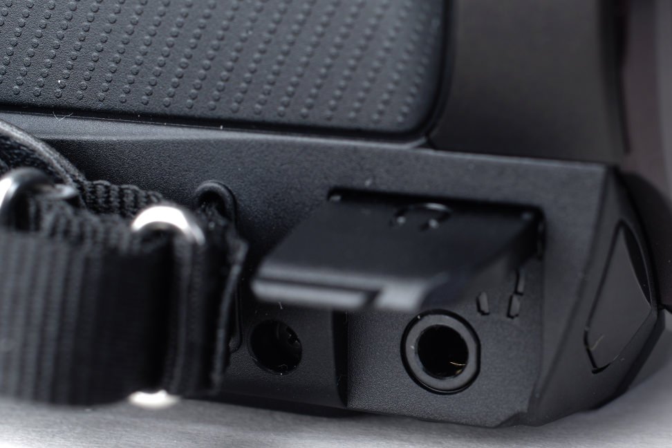 PANASONIC-W850-REVIEW-HEADPHONE.jpg