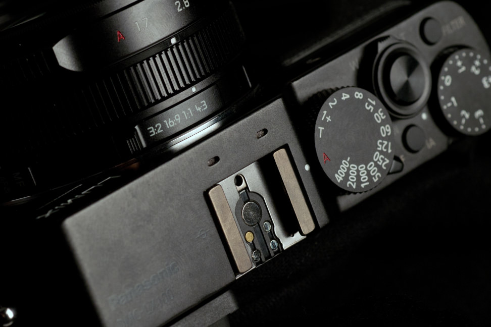 panasonic-lumix-lx1000-review-design-hot-shoe.jpg